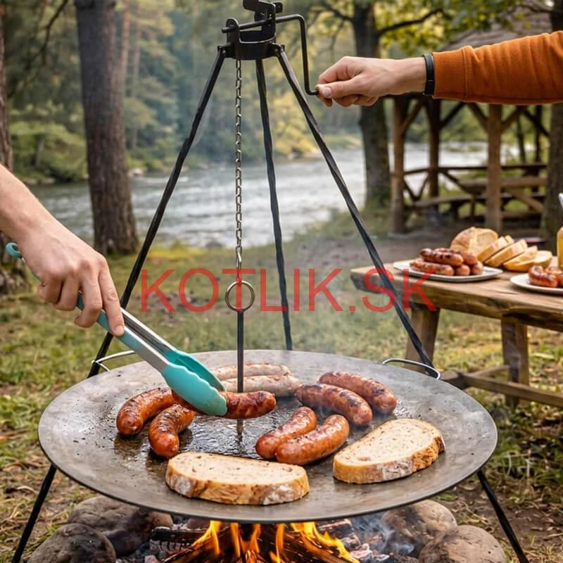 Grilovacia súprava CLASSIC STEEL PRO: Trojnožka 1,2 m s kladkou + Železná panvica 49 cm