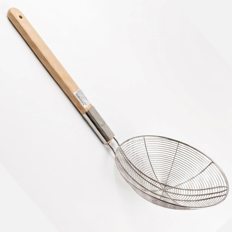 Veľké nerezové sitko – penovačka 22,5 cm s drevenou rukoväťou, 56,5 cm