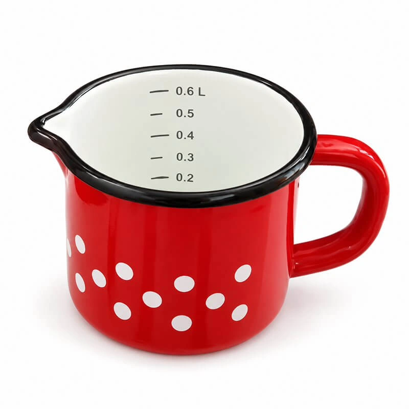 Červený bodkovaný smaltovaný hrnček 0,6 l zboku