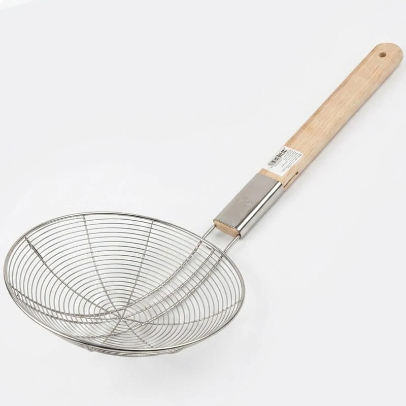 Veľké nerezové sitko – penovačka 22,5 cm s drevenou rukoväťou, 56,5 cm